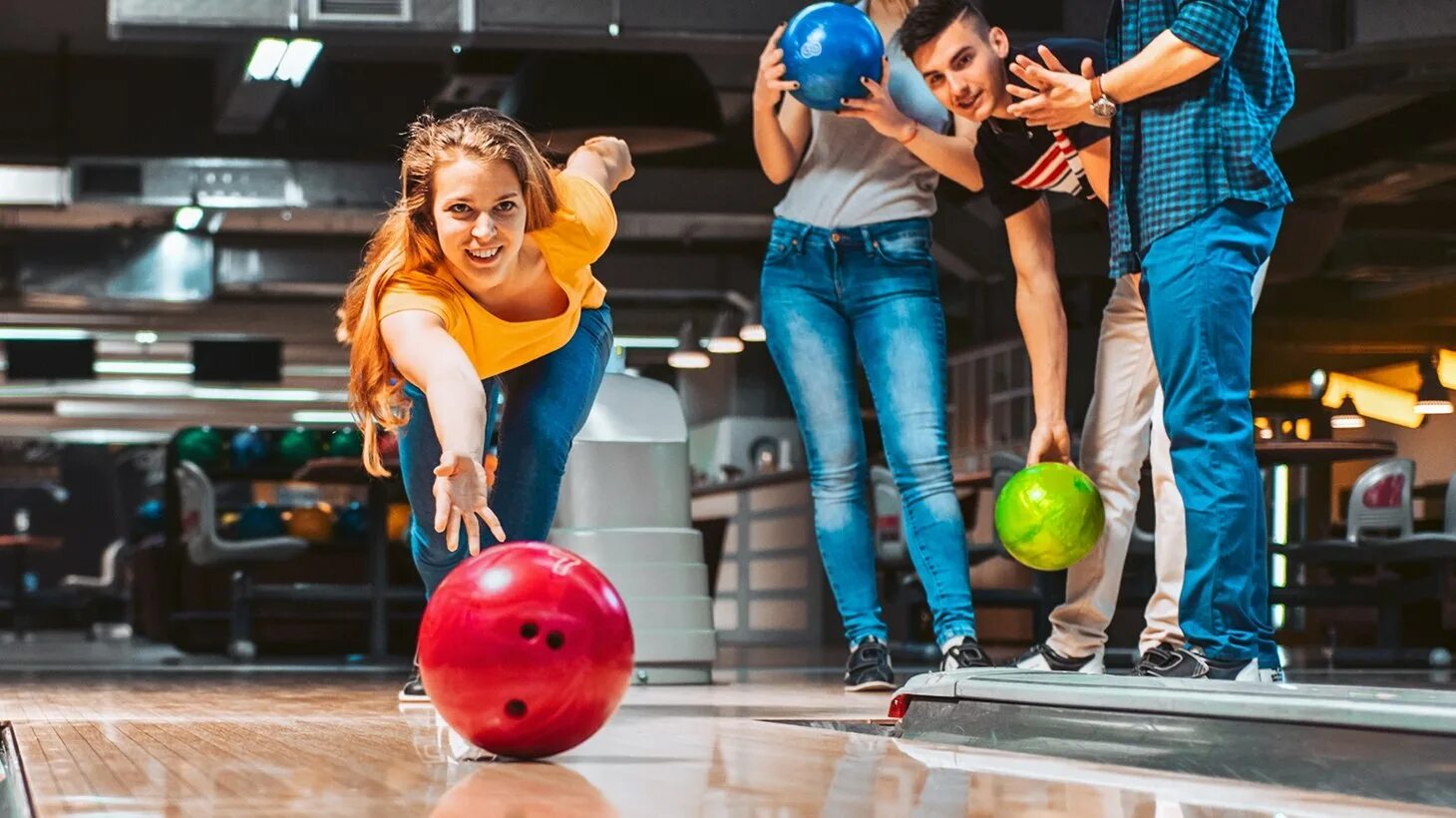 Кегля девушка. Девушка в боулинге. Шары для боулинга. Красивые девушки в боулинге. Одежда для боулинга девушке.
