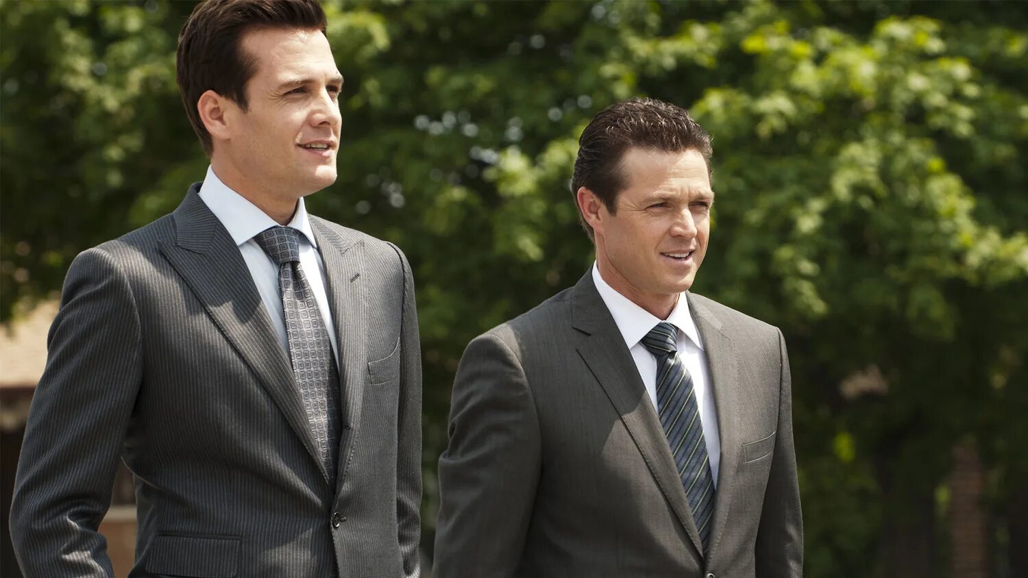 Форс мажоры 1 9. Форс мажор харви спектр костюмы. Харви спектр и майк росс. Майк росс. Харви спектр и майк росс.