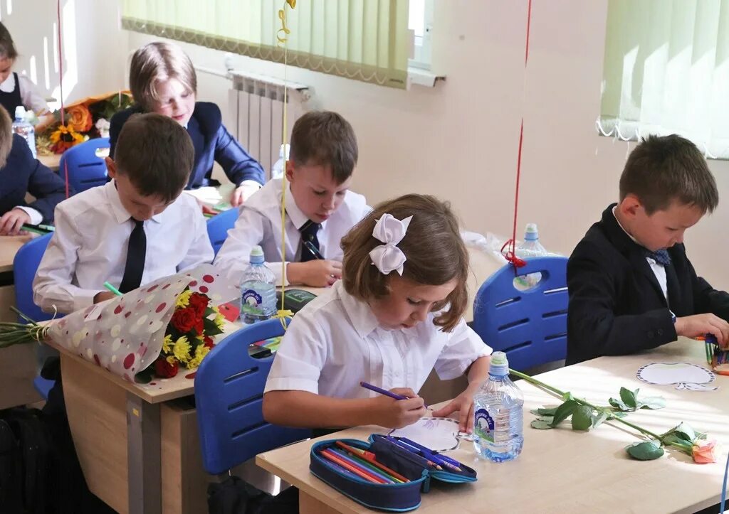 Девятиклассник мигрант с учительницей. В школе 124 учеников изучало французский. В школе 124 учеников изучало французский. В школе 124 ученика изучают французский. Исторические викторины для школьников фото.