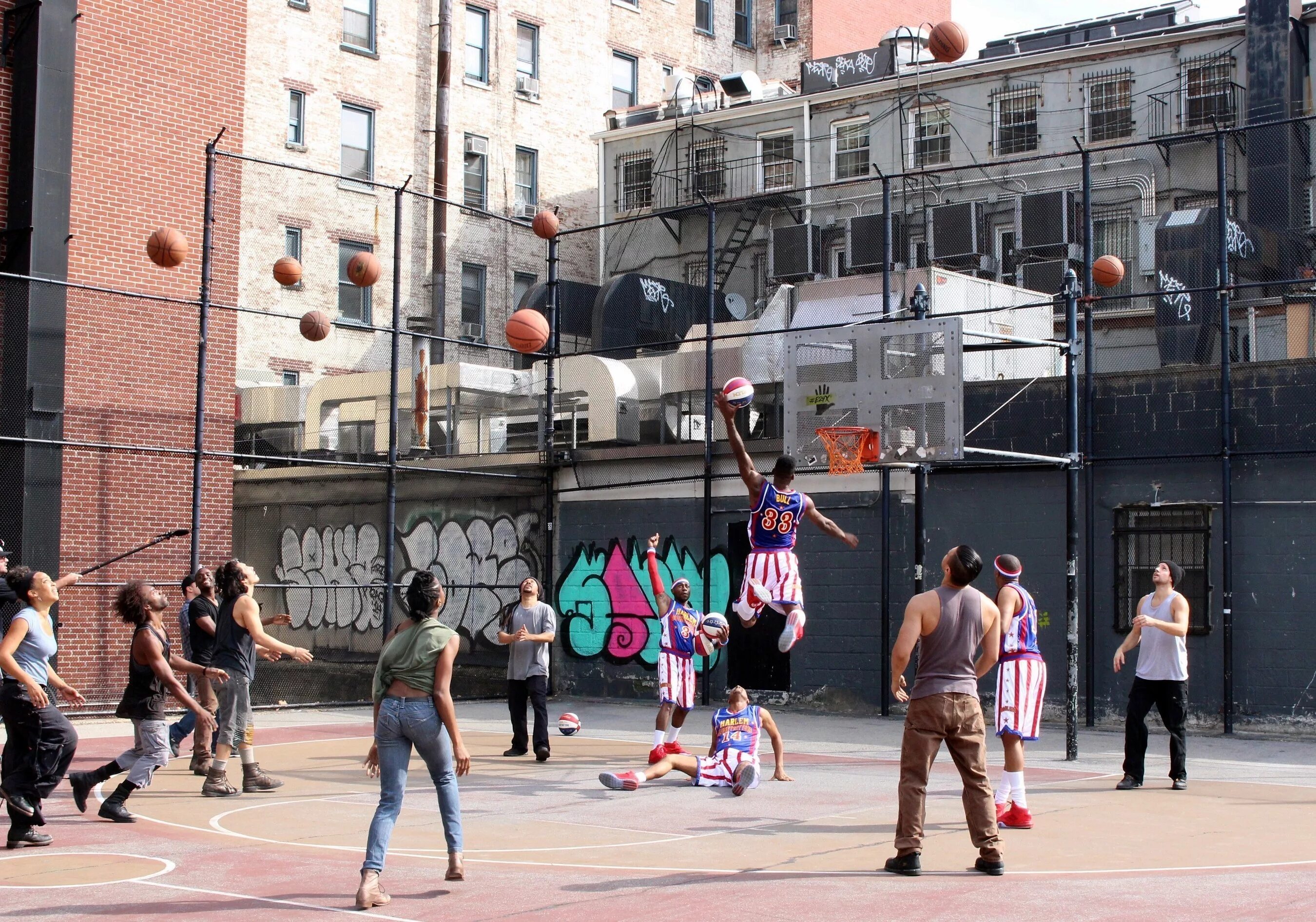 Гетто в озерах. Гетто в Нью-Йорке Гарлем. Гарлем район Нью-Йорка. Нью Йорк гетто баскетбол. Гарлем Нью Йорк 90.