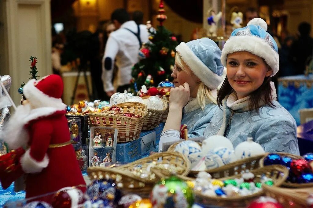 Ярмарки в городе сочи на новый год. Новый год ищу работу. Продавец новогоднего. Новогодняя ярмарка. Ярмарка путешествие в рождество.