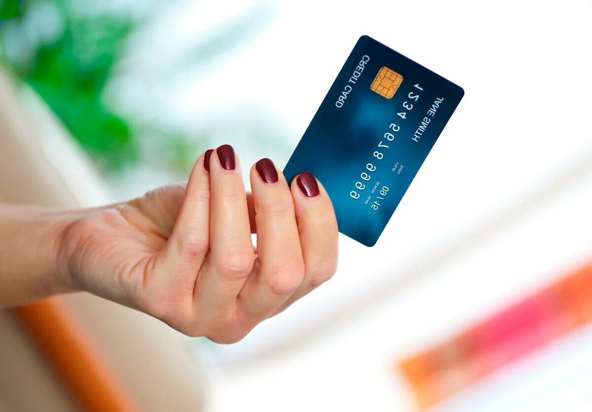 Рука с карточкой. Пластиковые карточки. Банковская карточка в руке. Кредитная карта.