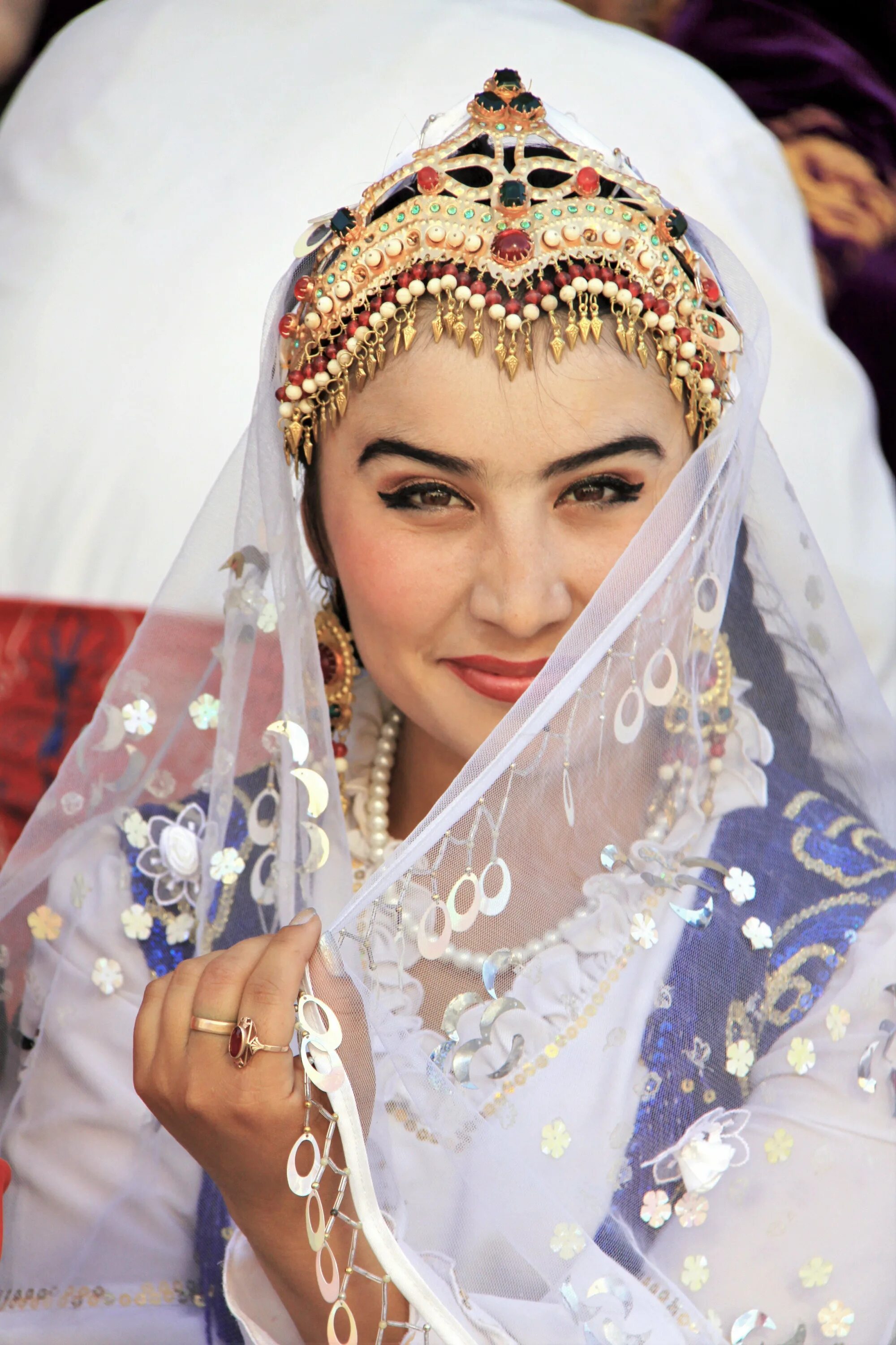 Узбекские национальные Свадебные платья. Узбекский свадебный наряд. Узбекские женщины. Таджикские невесты.