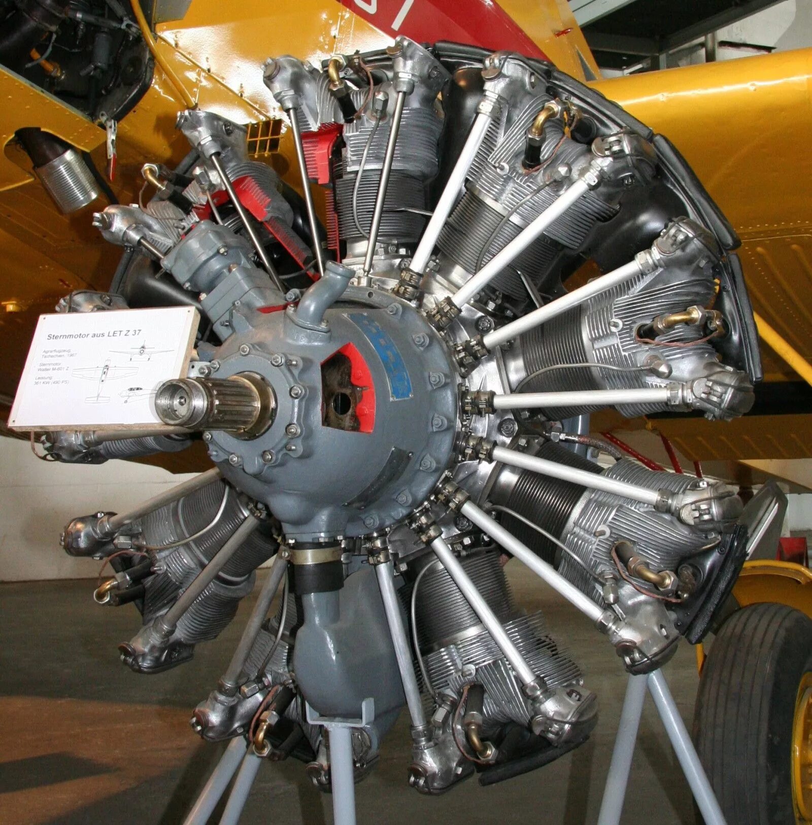 Мотор истребителя. Самолетный двигатель. Поршневые авиационные двигатели. Мотор самолета. Авиационный дизельный двигатель.