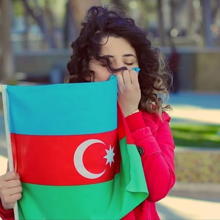 Azeri plus. Девочка с азербайджанским флагом. Девушки с азербайджанские флпгом. Девушка с флагом Азербайджана. Азербайджанские авы.