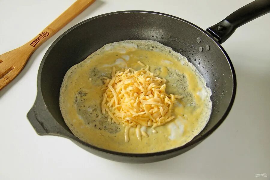 Рецепт блинов из яиц на сковороде. Яичные блинчики. Яичные блинчики с сыром. Яичный блин с сыром. Яичный блин с сыром на сковороде.