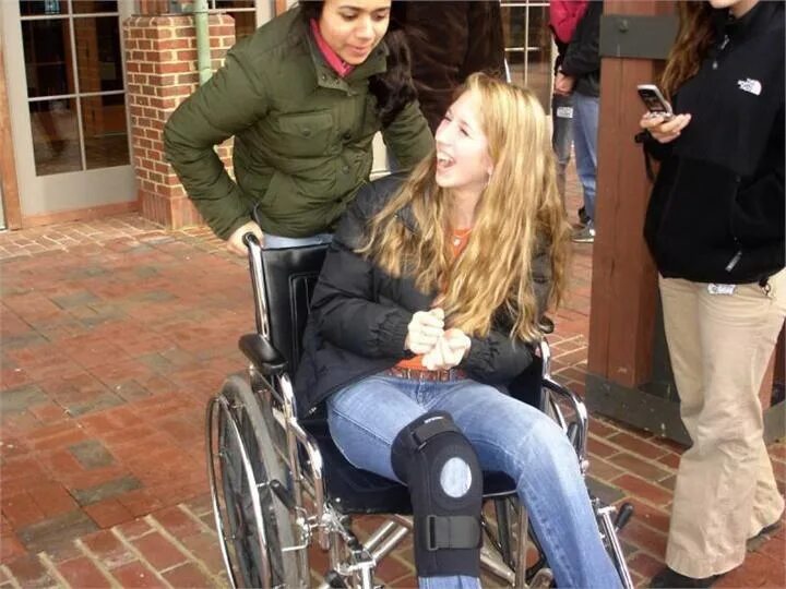 Девушка в инвалидной коляске. Красивые девушки инвалиды. Девушка в коляске и парень. Парализованная девушка в коляске. Жены мужей инвалидов 1 группы