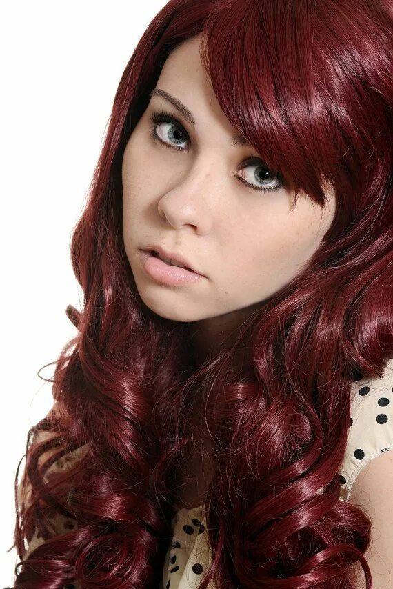 Как выглядит цвет красное дерево Dark Mahogany- amber Hair color mahogany, Mahogany hair, Schwarzkopf hair color