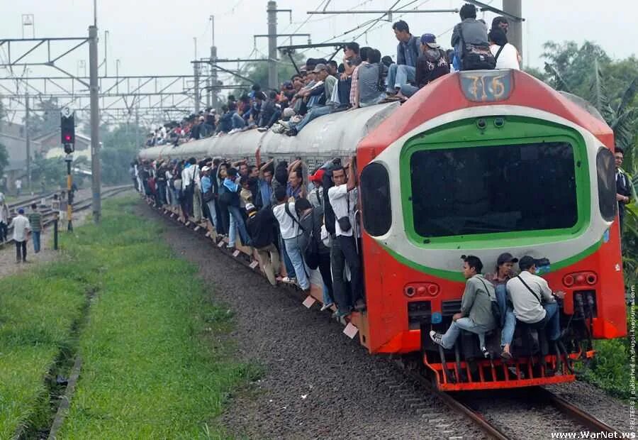 Галерея на железной дороге. Электричка. Метро электричка. Почему поезд едет медленно. Скорость осаживания поезда на станцию.