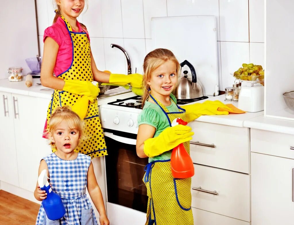 Еду сестру маму. Уборка кухни для детей. Уборка кухни картинки для детей. Сестрички убираются. Сестры прибирают дом.