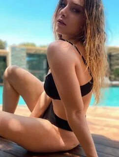 Geçtiğimiz günlerde Hayal Köseoğlu paylaştığı bikinili pozda "Yaşasın ...