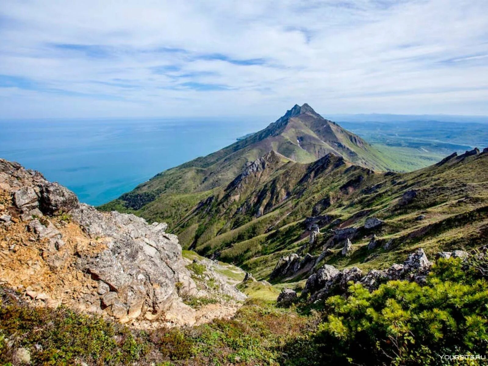 Гора богатырь сахалин. Гора лопатина. Гора жданко. Горы сахалина названия. Пик жданко сахалин.