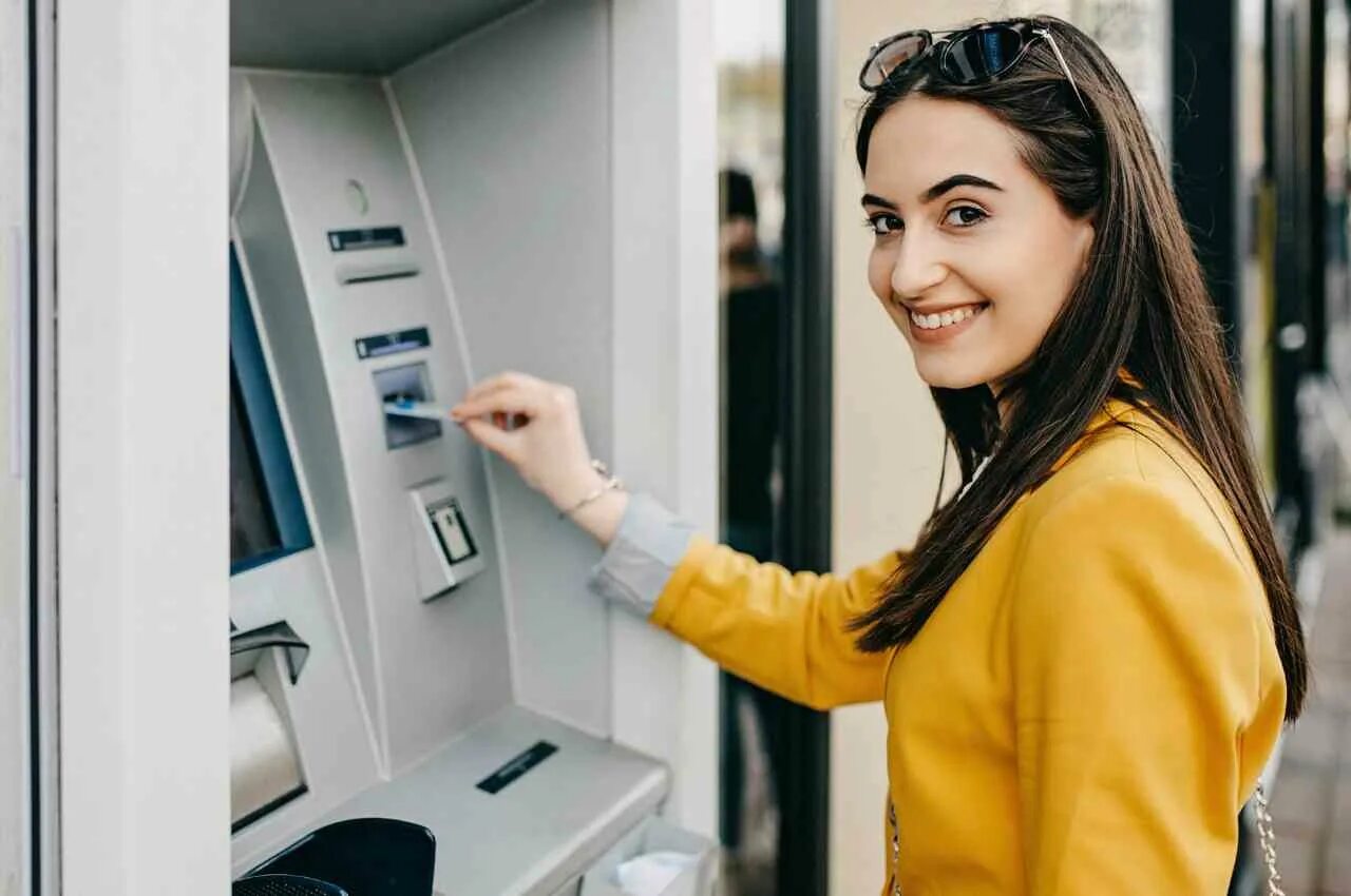 Bank girls. Woman ATM. Girl in the Bank. Хоз банкинг герл.