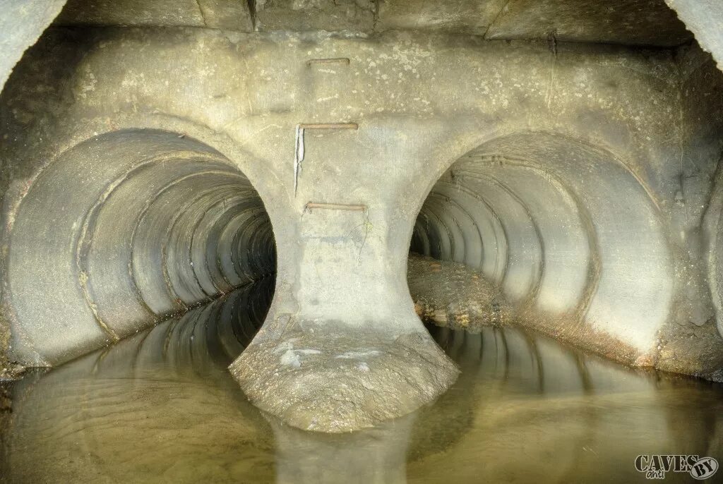 Канализационный коллектор д1500. Коллектор канализационный 700 х1000 кирпичный. Подземный канализационный коллектор. Самотечный канализационный коллектор. Канализационный коллектор d800.