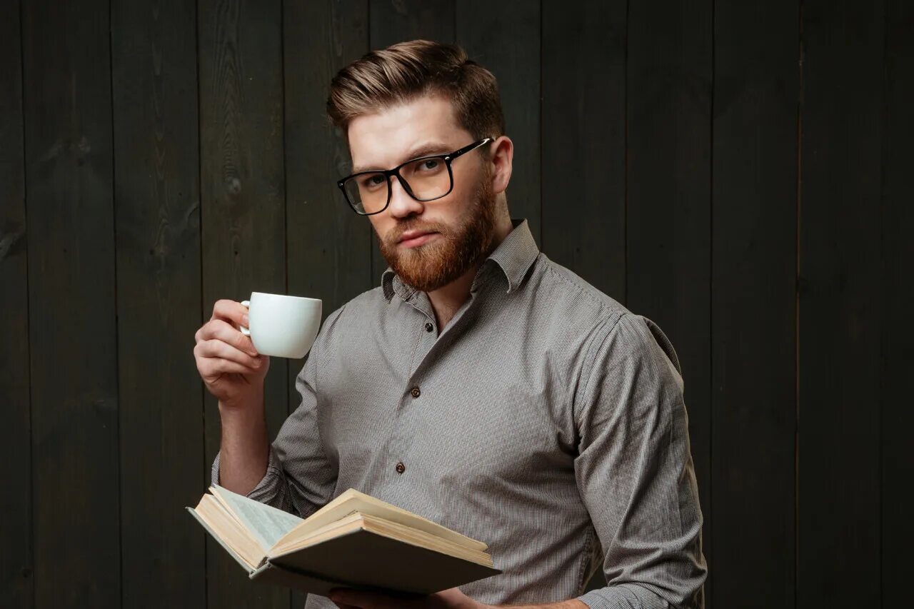 Отзывы люди кофе. Парень с книгой. Умный парень. Мужчина с книгой в руках. Интеллигентный мужчина.