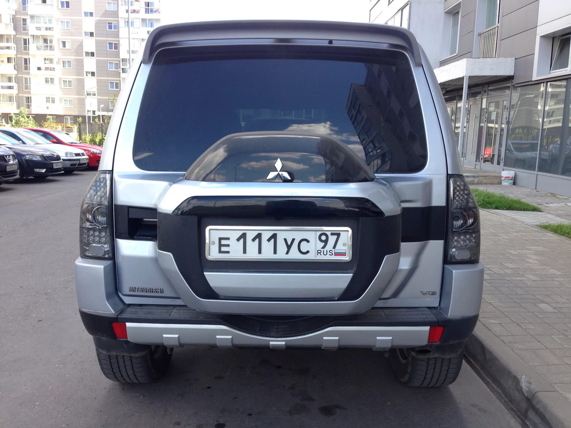 Mitsubishi pajero дверь задняя. Задняя дверь Паджеро 4. Mitsubishi Pajero 4 задняя дверь.