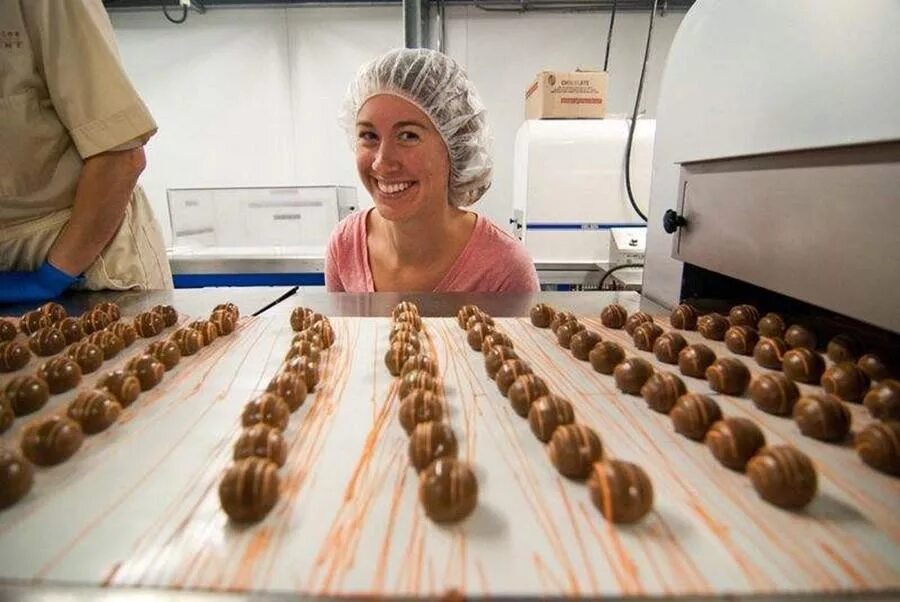 Фабрика шоколада. Производство шоколада. Изготовление шоколада на фабрике. Производство шоколадных яиц. Маленькая шоколадная фабрика