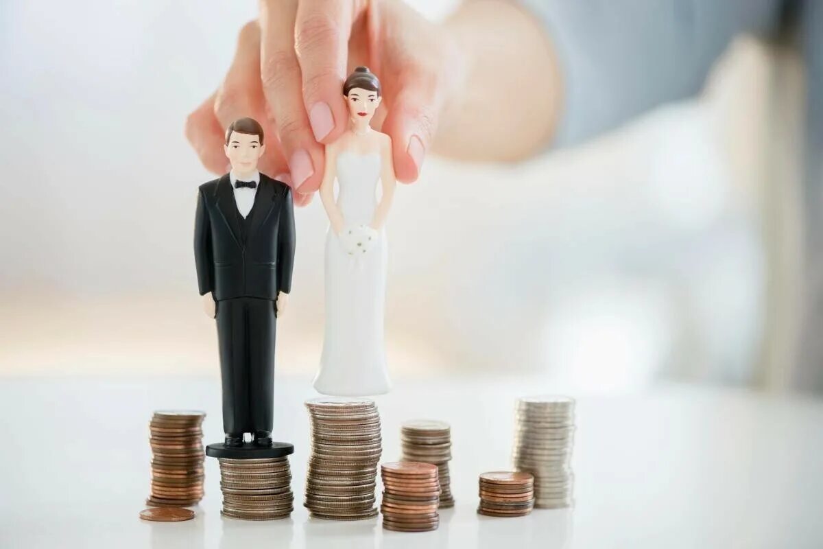 Имущество подаренное в браке. Брак и деньги. Свадебная экономия. Свадебный бюджет. Свадебные фигурки на деньгах.