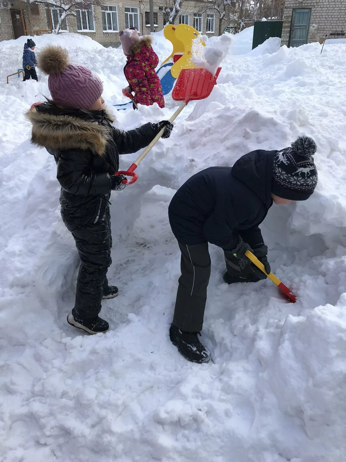 дети убирают снег в детском саду. труд зимой в детском саду. прогулка в детском саду зимой. труд зимой в детском саду. наблюдение за природой зимой.