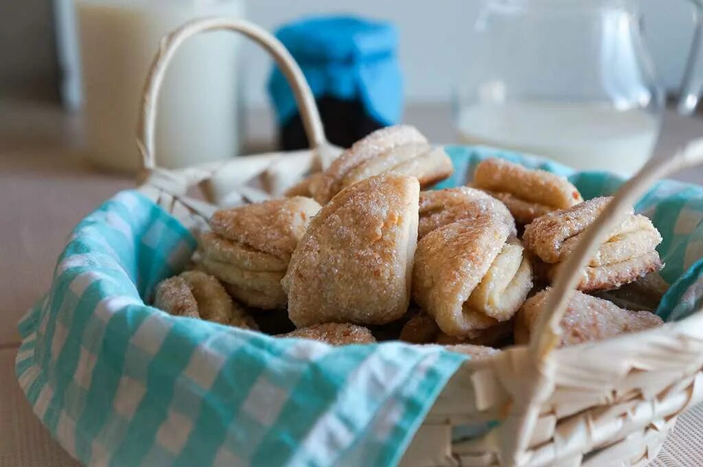 Печенье из творога сахаром домашних условиях. Творожное печенье. Печенье фото. Печенье сахарные треугольники. Печенье с творогом.