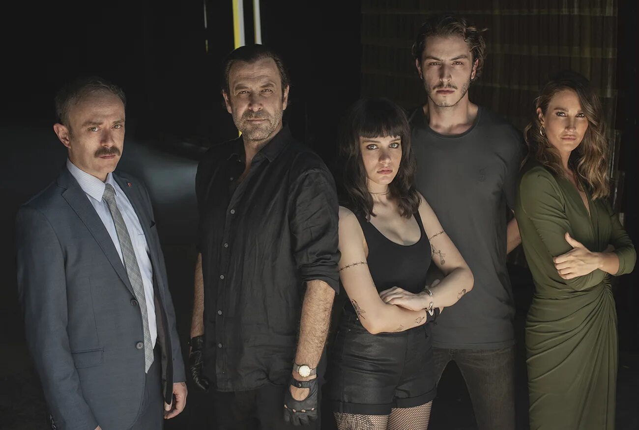 люди здороваются. сериал честь и уважение италия. честь и уважение сериал. уважение 2. приветствие рукопожатие.