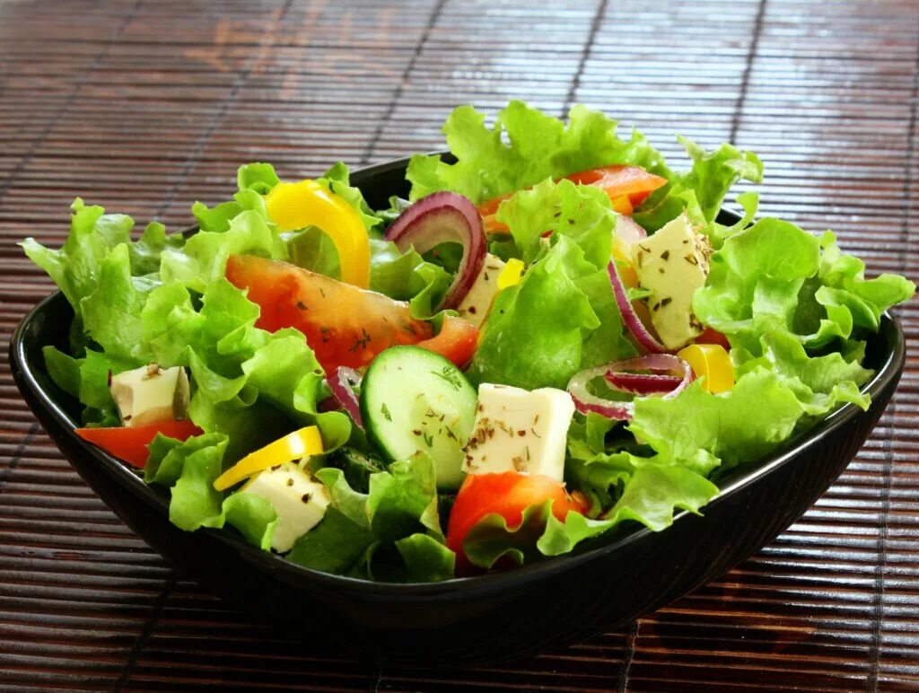 Салат из овощей очень вкусно. Салат. Овощной салат. Легкий салат. Салат свежий.