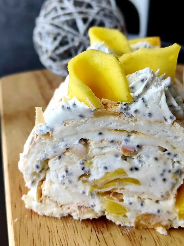 меренговый рулет манго маракуйя. меренговый рулет манго маракуйя декор. торт рулет с манго родные просторы. меренговый рулет с манго. рулет манго маракуйя.