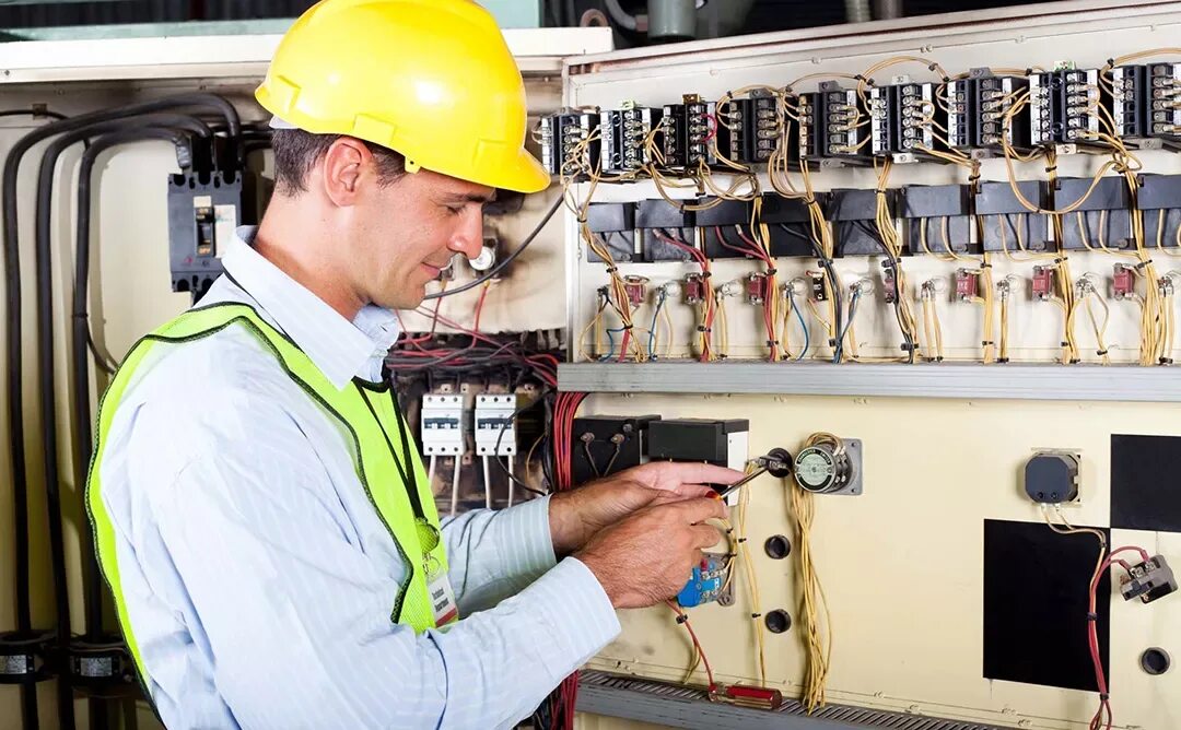 профессия инженер. рабочие профессии. техническая профессия инженер. инженер. инженер конструктор на заводе.