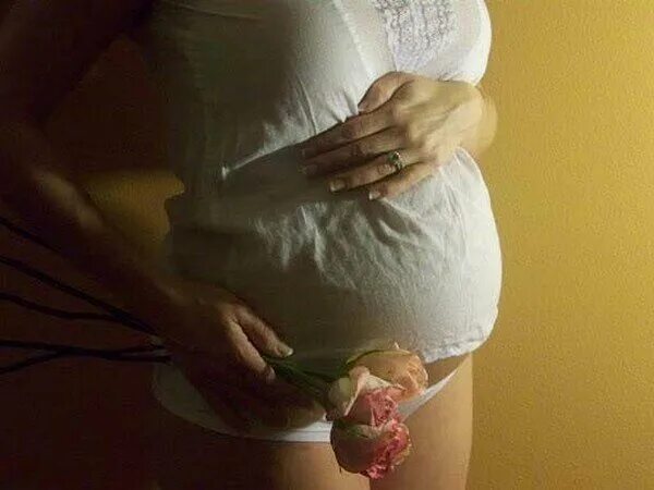 Молозиво при беременности. 25 Недель живот. Молозиво на 25 неделе беременности. На каком сроке беременности выделяется молозиво