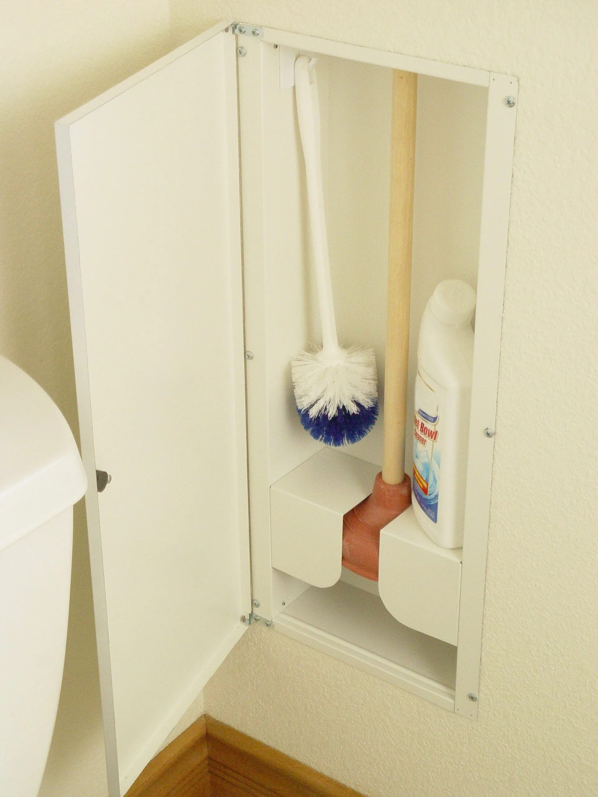 Шкаф для швабры в ванную. Шкаф для хранения швабр и ведер в ванной. Шкаф для швабры и ведра в ванной. Шкафчики для швабры в ванной комнате.