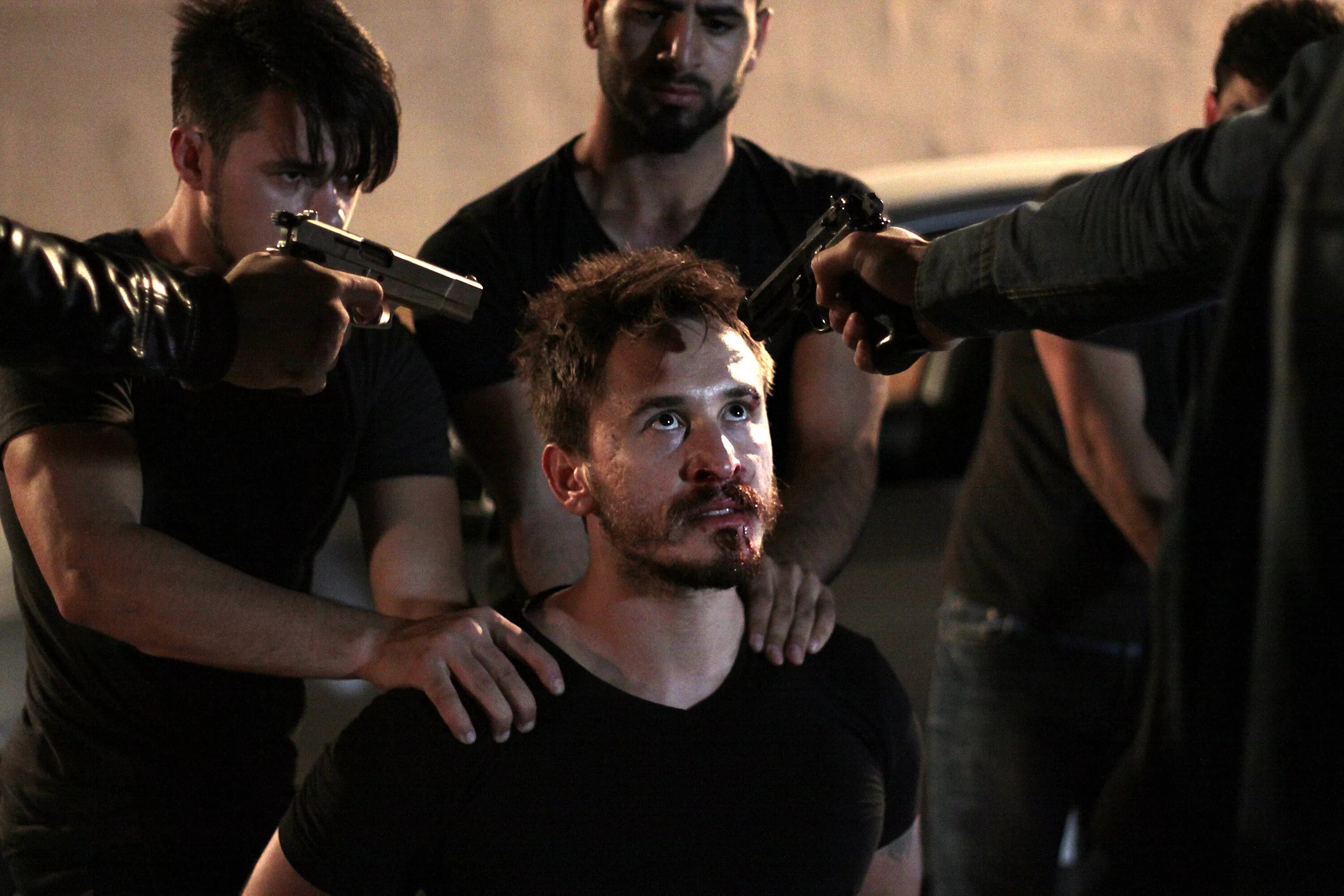 Турецкие сериалы криминал. Последний выход дамиана. Турецкий сериал son. Айхан озен режиссер. Последний выход 2015.