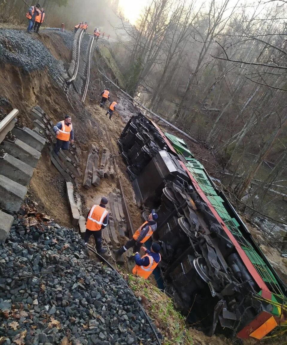 Взрыв железной дороги в брянске. Диверсия на железной дороге. Диверсия брянской. Сход вагонов в крыму. Подрыв грузового поезда в брянской области.