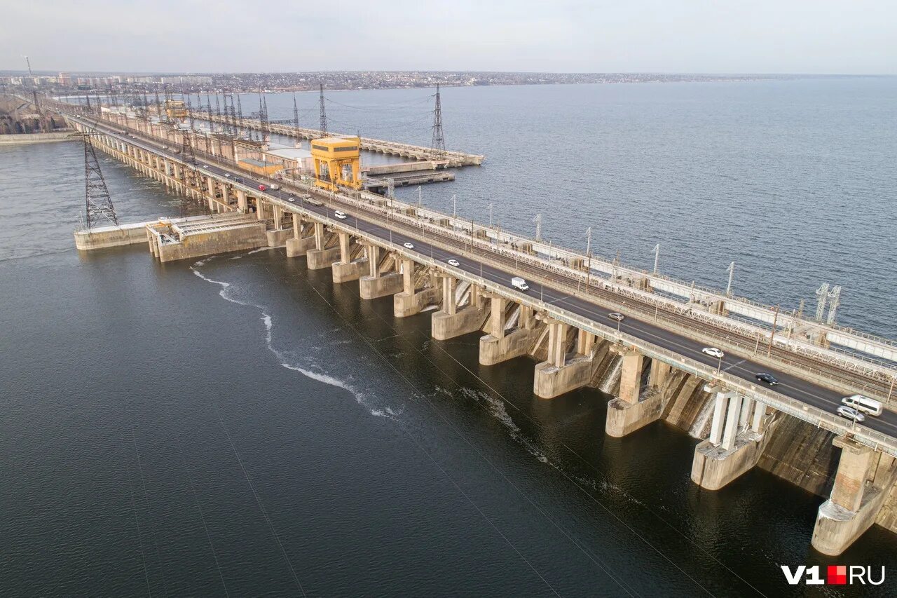 Плотина волгоградской гэс. Водосливная плотина волжской гэс. Волгоград река волга гэс. Дамба волжской гэс. Волжская дамба волгоград.