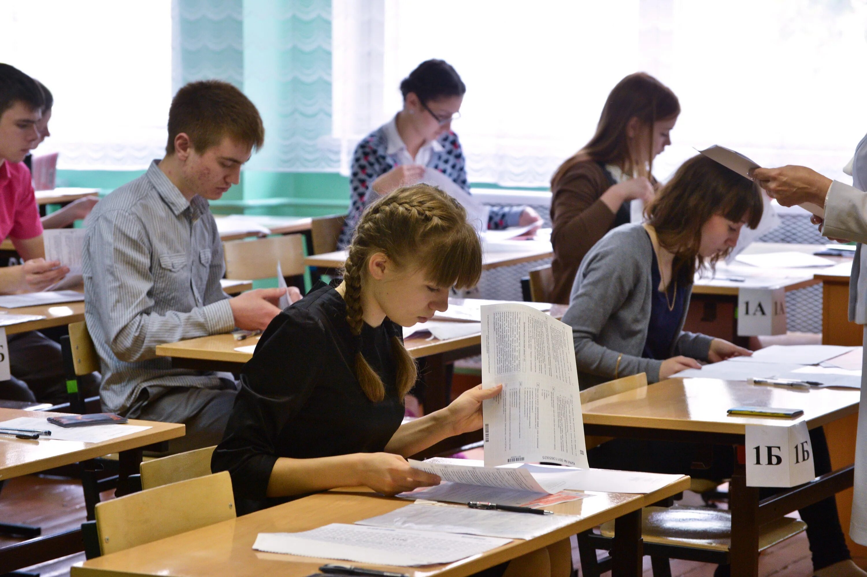 Экзамены 1 класс в школу. Экзамены в школе. Ученик на экзамене. Экзамен в школе ЕГЭ. ОГЭ школьники.