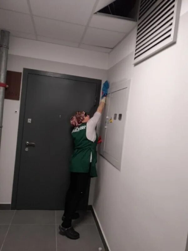 Уборка парадных. Уборщик лестничных клеток. Уборка парадных. Уборка подъездов в многоквартирном доме. Уборщик лестничных клеток.