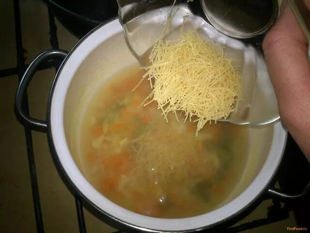 Рецепты супов в картинках. Сколько вермишели добавлять в суп. Вермишель мелкая фото. Суп с вермишелью доширак в кастрюле. Сколько вермишели добавлять в суп.