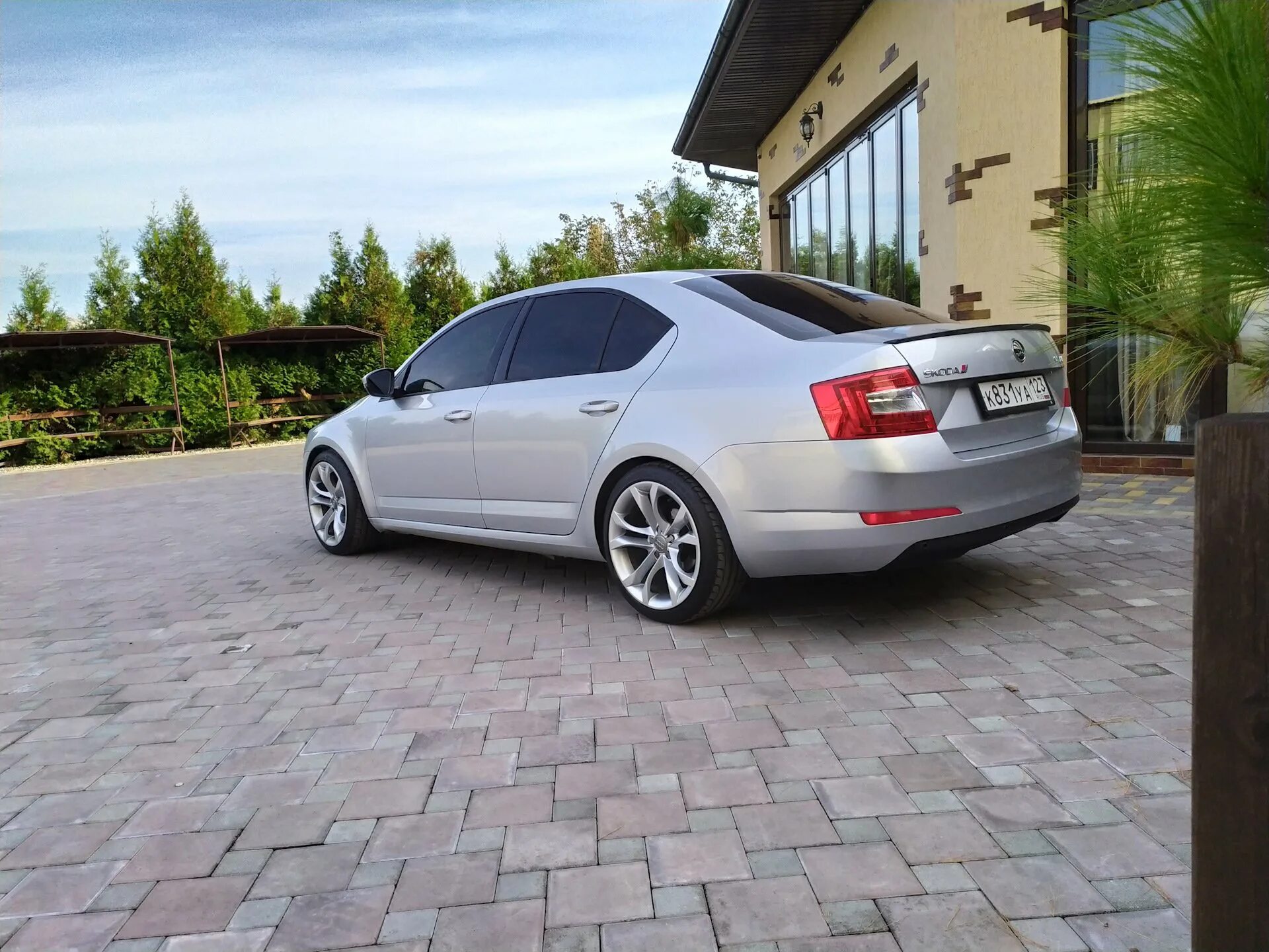 Диски на skoda octavia. Skoda Octavia a5 r17. Skoda Octavia a7 r17 белая RS. Skoda Octavia диски r17.