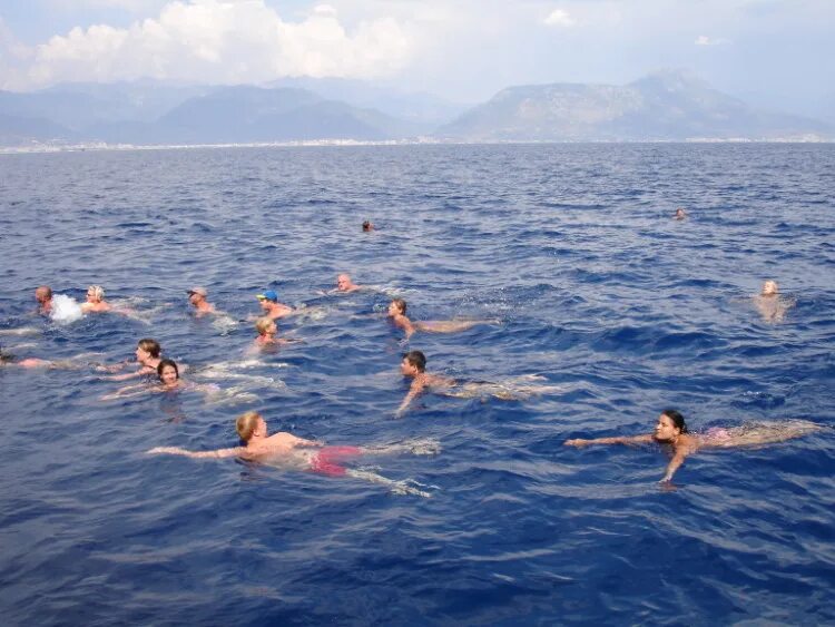 Можно ли купаться в море при отите. Купание в море. люди купаются в море. заплыв в море. фото купаются в море.