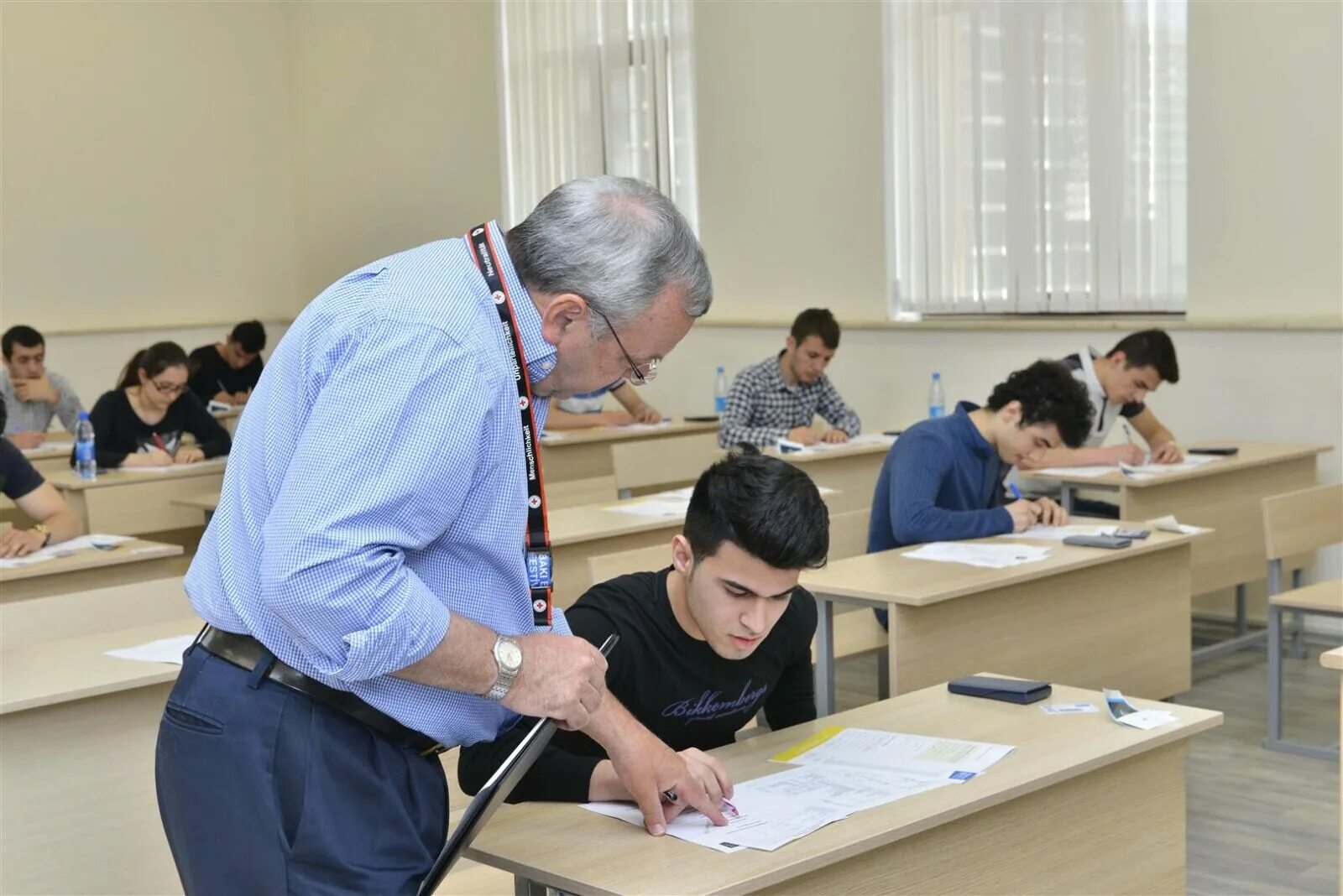 Examination student. Экзамен в вузе. Студент на экзамене. Сессия в вузе. Преподаватель вуза.