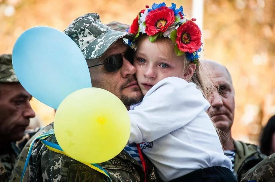 Фото детей украины. Солдат с ребенком Украина. Украинский солдат с ребенком. Русский солдат и ребенок Украина.