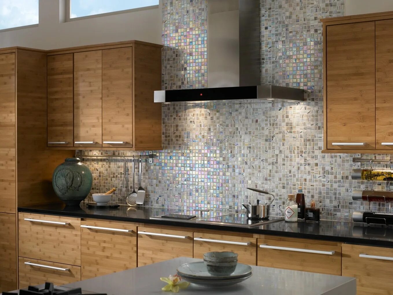 Кухня из плитки дизайн фото. Фартук для кухни из плитки. Мозаичная плитка для кухни. Плитка для кухни на фартук. Фартук для кухни «мозаика».
