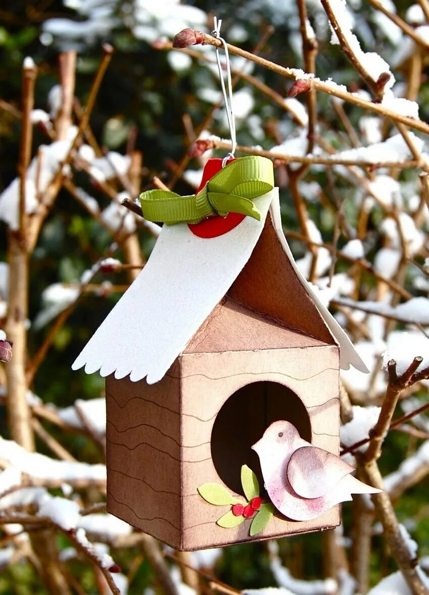 Декор кормушки для птиц. Кормушка для птиц из картона. Картонный домик для птиц. Скворечник декоративный.
