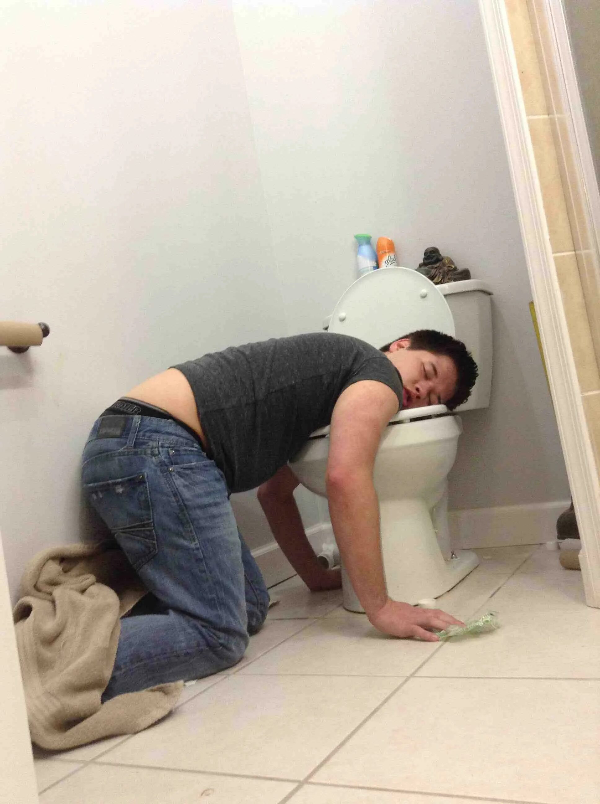 Новогодняя пьянка. Курит на лестничной клетке. Гопники в подъезде. Пьяные соседи. Человек курит в подъезде.