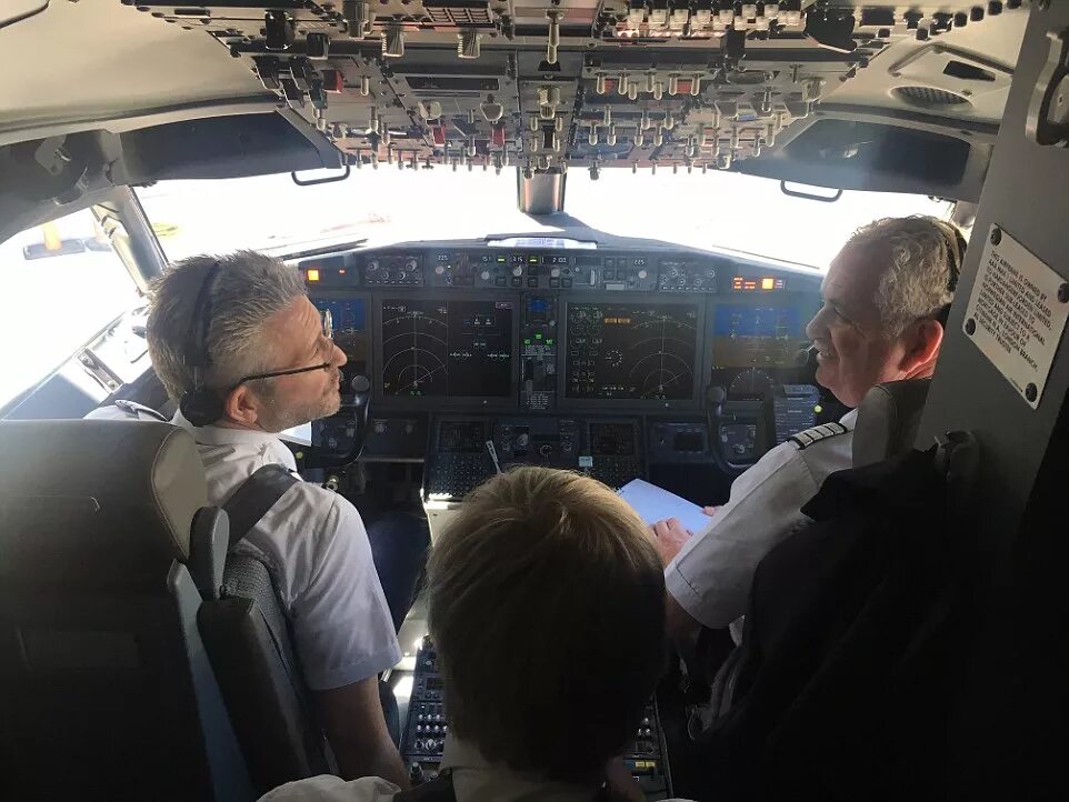 боинг 737 кабина пилотов. 3ds max кривой самолет. части самолета на английском языке с переводом. Plane 3ds max. референс самолёта 3d max.