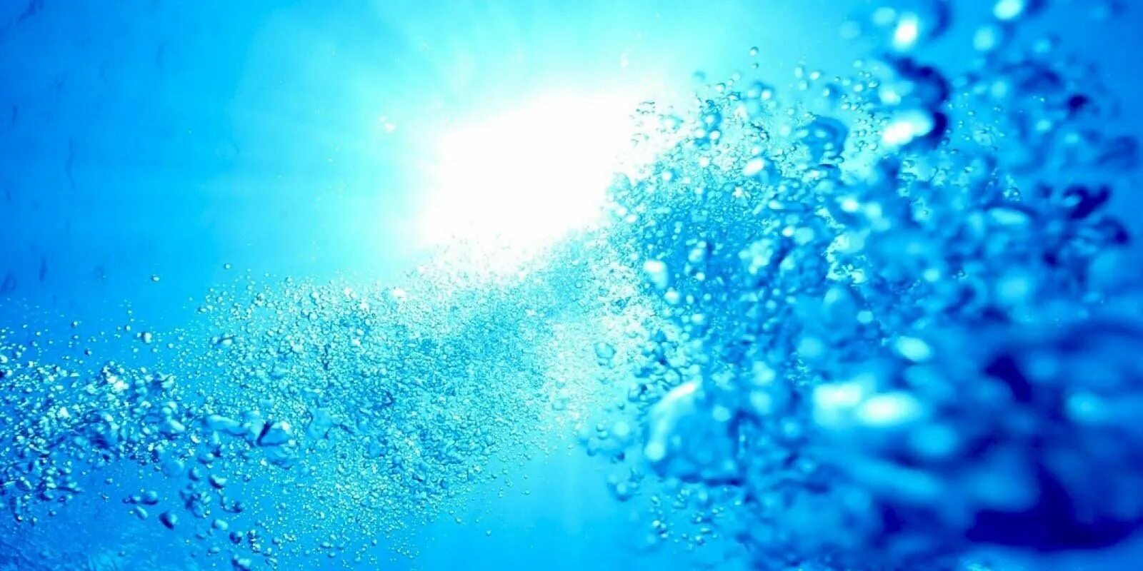 Вода насыщенная серебром. Красивый фон. Фон вода мойка. Голубые пузыри. Фон вода для автомойки.