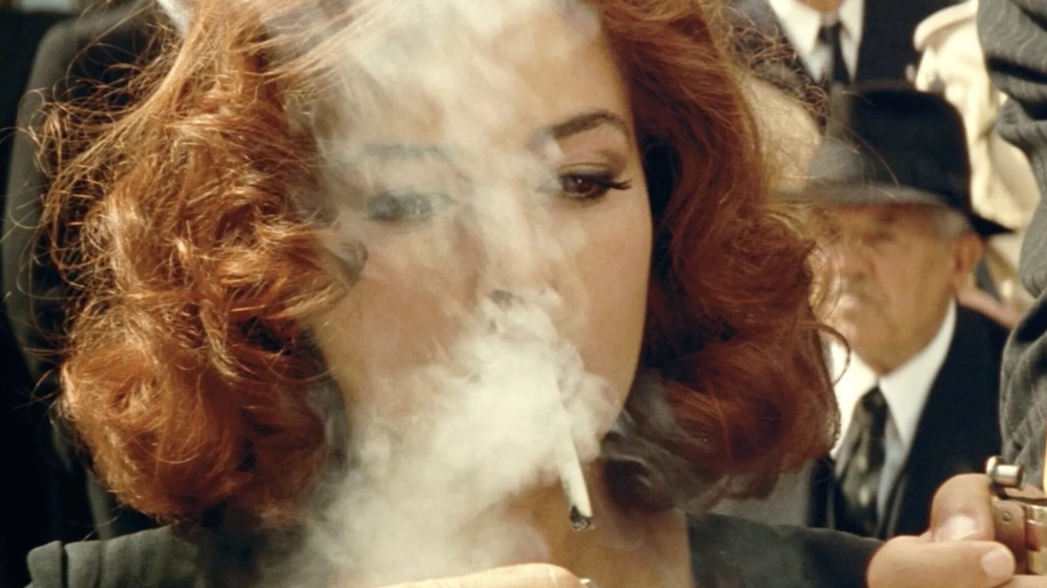 Малена 2000 моника беллуччи. Моника белуччи малена. Моника белуччи малена. Малена с сигаретой. Моника беллуччи в фильме малена блондинка.