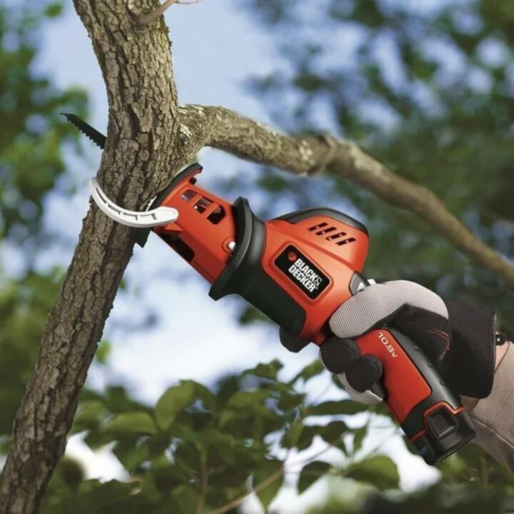 Аккумуляторная цепная пила секатор. Аккумуляторная пила Black Decker. Black Decker сучкорез аккумуляторный. Black+Decker gkc1820l20. Сабельная пила аккумуляторная Блэк Деккер.