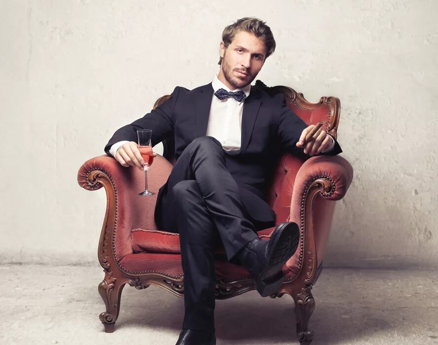 Актер в кресле авиатор. Парень сидящий в кресле. Парень сидит в кресле. Парень сидящий в кресле. Человек сидит в кресле.