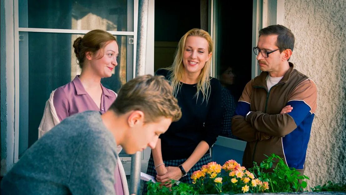 мальчик из мрачные небеса. мария вальверде три метра над уровнем неба. хороший мальчик небеса. мальчик с бревном. небесный мальчик автор.