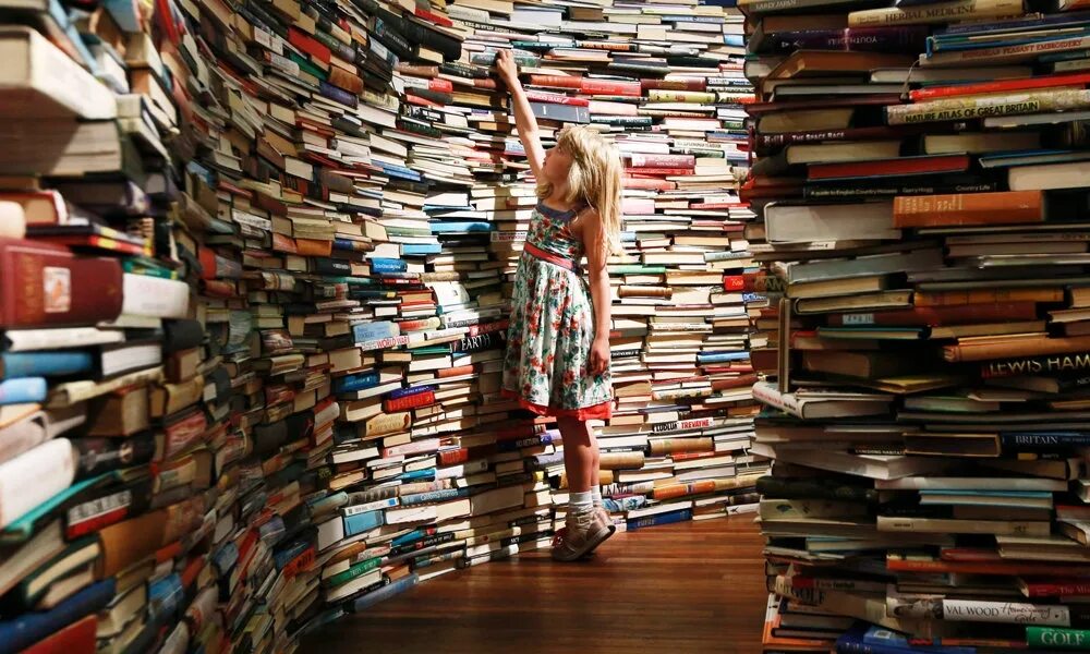 Как читать много книг в год. Много книг. куча книг. полки с книгами в библиотеке. полки для книг.